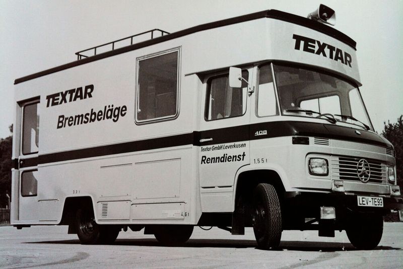 Den Einsatz im Dienste des Motorsports ließ man sich auch bei Textar durchaus etwas kosten, wie dieser Spezialtransporter zeigt. (Bild: Textar)