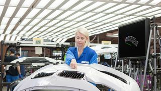 Mit Industrie 4.0 wird in der Automobilindustrie der Qualitätscheck per viruteller Gestensteuerung möglich. (BMW)