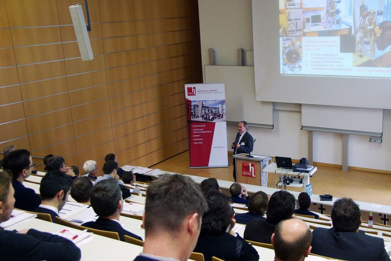Dr. Wolfram Knapp bei seinem Vortrag im voll gefüllten Plenum. (Bild: Hochschule Landshut)