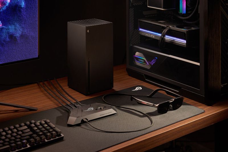 Über USB-C kann die Brille direkt an ein Gaming-Handheld oder Notebook angeschlossen werden. Das ROG Control Dock sorgt mit DisplayPort- und HDMI-Eingang für die Kompatibilität zu Gaming-PCs und Konsolen. (Bild: Asus)