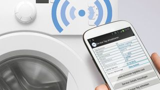 Die Waschmaschine als Beispiel: Hinter dem NFC-Label für elektronische Geräte steckt ein ganzheitliches Kommunikationssystem für das Product-LifeCycle-Management. (Schreiner Logidata)
