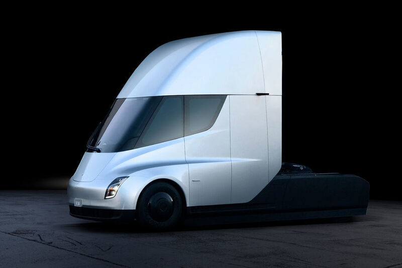 Ein Preis für den Lastwagen ist noch nicht bekannt. Musk betonte bei der Vorstellung lediglich, dass Diesel-Lkw pro Kilometer 20 Prozent teurer seien. (Tesla)