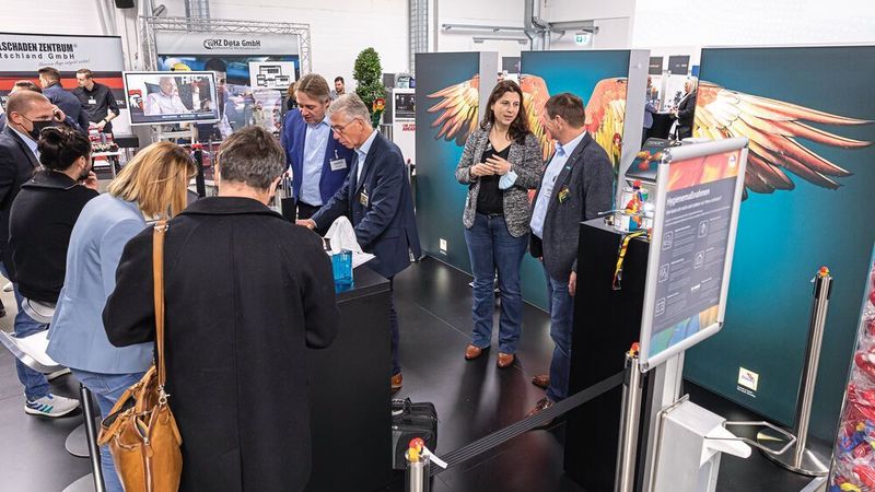Das neue Lacksystem Reihe 100 war großes Thema auf dem Glasurit-Stand. (Stefan Bausewein)