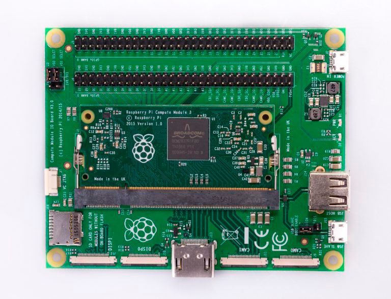Compute Development Kit: Compute-Module-IO-Board V3 (CMIO3) und aufgestecktes SODIMM CM3 - das neue System basiert auf dem Quadcore Broadcom BCM2837 und 1 GB MB DDR2-RAM.  (Bild: raspberrypi.org)