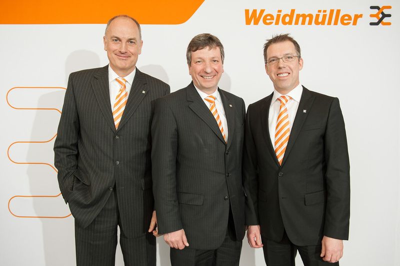 „Wir haben es geschafft, die Zukunftsthemen Industrie 4.0 und Energieeffizienz mit unseren Produkten und Lösungen zu besetzen und den Besuchern näher zu bringen“, zog Vorstandssprecher Dr. Peter Köhler (Mitte) am letzten Messetag ein positives Fazit, Links im Bild: Vertriebsvorstand Volpert Briel und rechts Harald Vogelsang (Finanzvorstand). (Bild: Weidmüller)