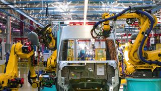 Im Roh- und Karosseriebau herrscht ein sehr hoher Automatisierungsgrad - im Gegensatz zur Endmontage mit rund zehn Prozent. (© salman2/Fotolia.com)