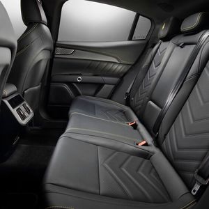 Die Rückbank soll den Fondgästen viel Beinfreiheit bieten.(Bild:  Maserati)