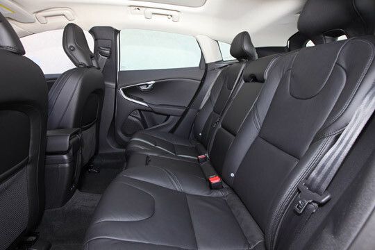 Auch die Fondpassagiere sitzen im V 40 bequem. (Foto: Volvo)