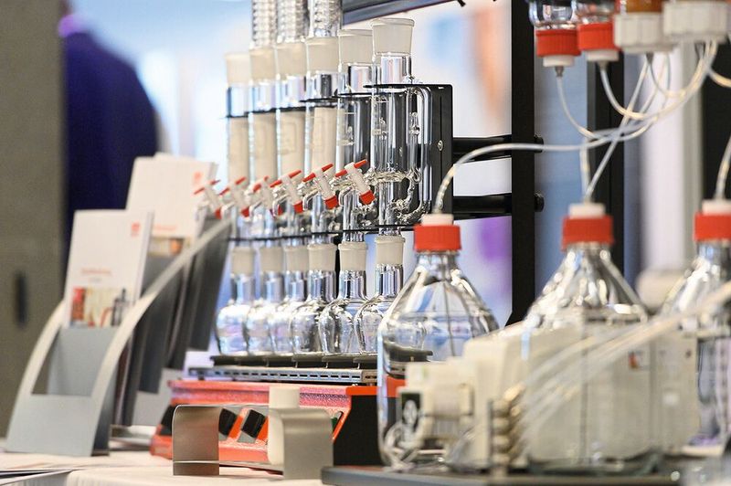 Präsentiert werden wie üblich allerlei Laborutensilien und Glasaufbauten.    Mehr Infos zu den kommenden LAB-SUPPLY-Messen finden Sie auf www.lab-supply.info (Bild: Stefan Stark)