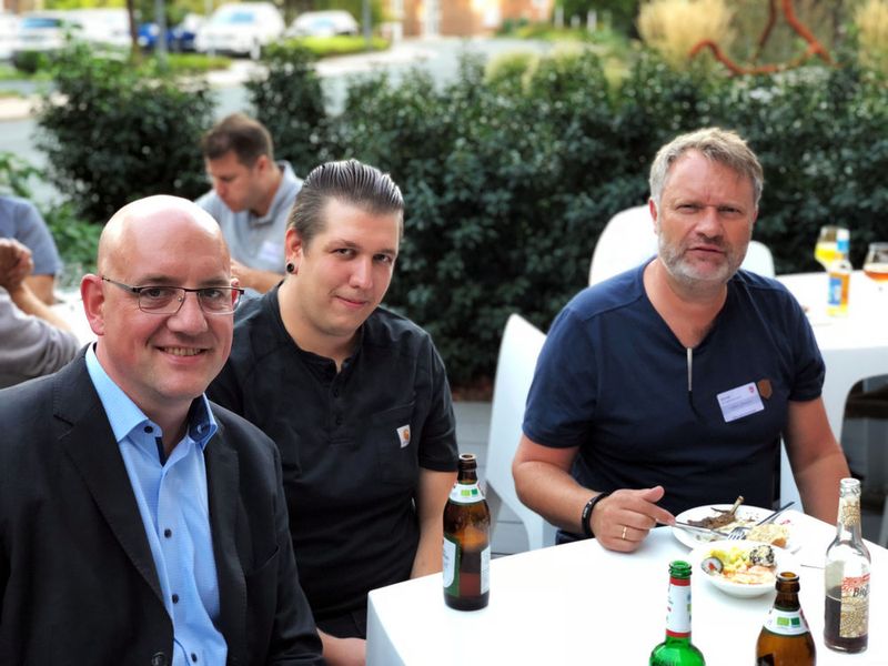 Christian Leipner und Tobias Misse (G Data) mit Volker Lehmann (köditz-datensysteme) ließen den Abend entspannt ausklingen.  (G Data)