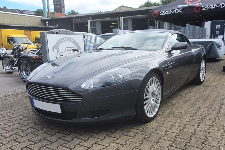 Unter der ewig langen Haube des Aston Martin DB9 arbeitet ein Zwöflzylinder-V-Motor mit rund sechs Litern Hubraum. (Bild: Schreiner/»kfz-betrieb«)