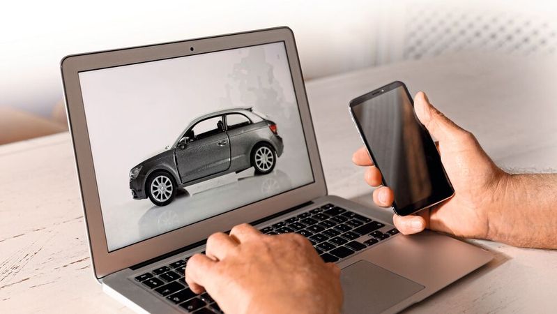 Käufer werden meist online auf ihren Gebrauchtwagen aufmerksam.(Bild:  © New Africa - stock.adobe.com)