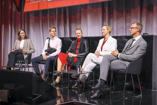 Dörte Schall (2. v. r. ), Digitalministerin in Rheinland-Pfalz beim Bund-Länder-Panel auf der Smart Country Convention 2025. (Bild:  © Messe Berlin GmbH)