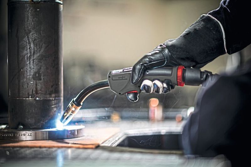 Hochwertige Schweißbrenner sorgen sie für eine sichere Arbeitsumgebung und bieten einen erhöhten Komfort in der Bedienung.(Bild:  EWM)