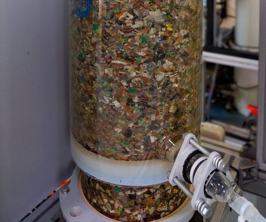 Geschredderte Smartphones, Laptops und andere Elektrogeräte befinden sich hier im sogenannten Festbettreaktor, wo das Bakterium Pseudomonas aeruginosa seine Recyclingtätigkeit ausführt, statt Menschen garstige Krankheiten zu verpassen.(Bild:  Fraunhofer IGB)