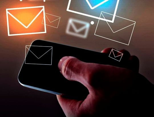 Wer KI-Modelle trainieren will, um das maschinelle Lernen zu optimieren, der braucht viele Daten. Doch viele davon, wie etwa E-Mails, fallen unter den Datenschutz. Forscher untersuchen jetzt, wie sich das Problem durch das föderale Lernen lösen lässt, ohne sich strafbar zu machen.(Bild:  Hubvschrmm)