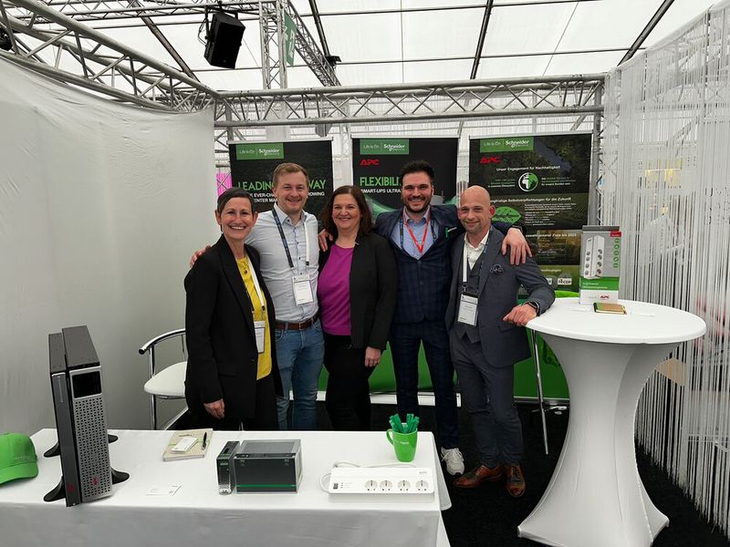 (v. l.) Karin Hernik und Jonas Rosen (Schneider Electric) mit Lilli Kos (IT-BUSINESS), Sergio Gagliardi (Herweck) und Markus Egert (Geist, Kirch & Hof). (Bild: Vogel IT-Medien)