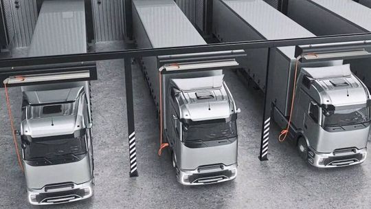 Ordnung im Depot: Das Ladekabel-Speichersystem e-tract führt Kabel für E-Nutzfahrzeuge bodenfrei. Das schützt effektiv vor Verschleiß, Kollisionen und Vandalismus.(Bild:  Igus SE & Co. KG)