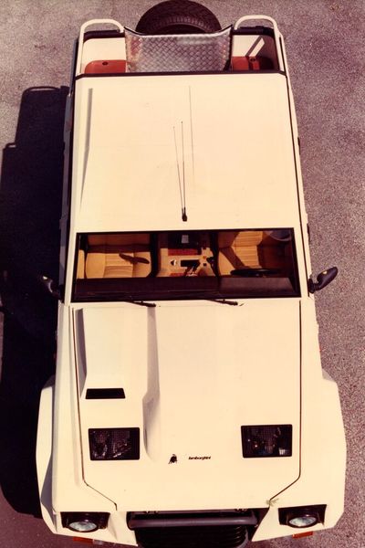 Statt eines Kofferraums hat der LM002 eine kleine Ladefläche, die jedoch durch einen Einsatz auch als Kofferraum genutzt werden kann. (Bild: Lamborghini)