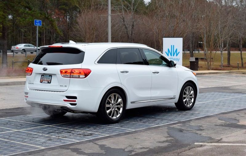 Colas testet seinen Straßenbelag unter anderem in den USA. Der Bremsweg – also auch der Reibwert der Oberfläche – soll vergleichbar dem auf Asphalt sein. (Colas)