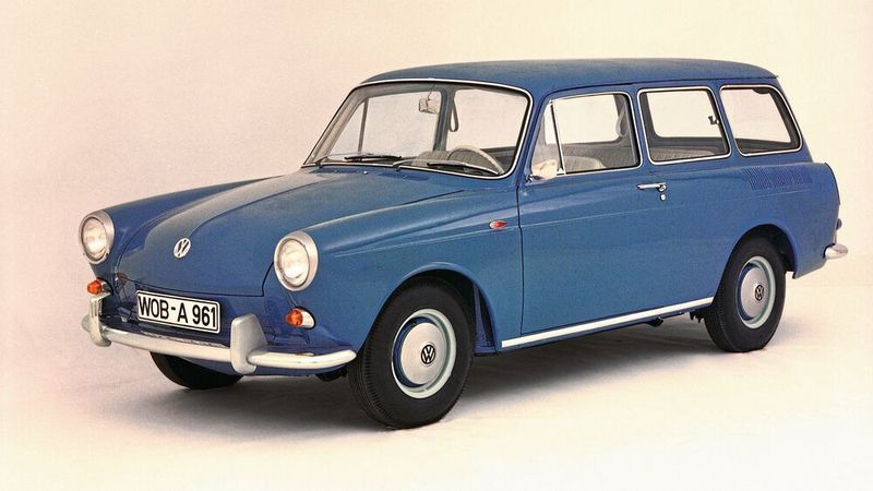 Als Variant und damit als dreitüriger Kombi war der Typ 3 der erste Vertreter einer für Volkswagen neuen und bis heute besonders populären Karosserieform. Insgesamt entstanden 2.583.015 Einheiten, davon 1.202.483 Variant und 494 Lieferwagen (Variant mit Blechblenden statt hinterer Seitenscheiben). (Bild: VW AG)