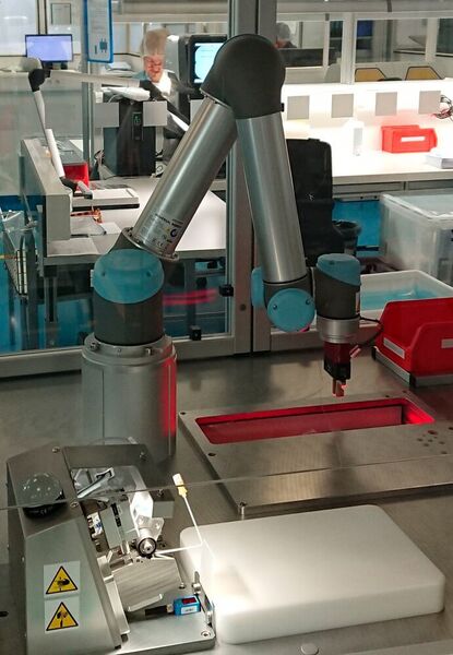 Anwender können im MRK-Labor Roboter applikationsspezifisch vortesten lassen und bekommen so eine Empfehlung für einen geeigneten Roboter. (Synektar für EDAG )