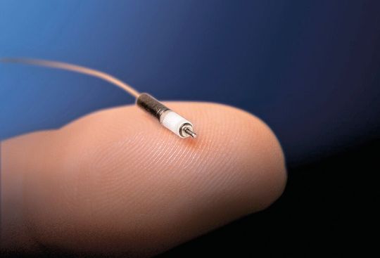 Lediglich 1,9 mm im Durchmesser misst der kleinste serienmäßig gefertigte DC-Mikromotor mit Planetengetriebe. (Bild:  Dr. Fritz Faulhaber)