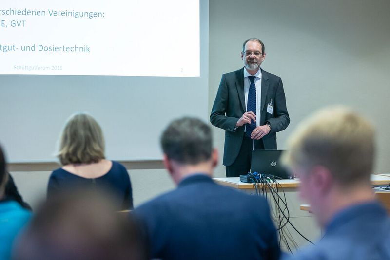 Impressionen der Förderprozessforen 2019: Beim Pumpen- und Schüttgut-Forum diskutieren Experten an zwei Tagen über Probleme bei Förderprozessen. Dabei steht der praxisorientierte Austausch und die gemeinsame Lösungsfindung im Vordergrund des Netzwerktreffens der Pumpen- und Schüttgut-Community. (Stefan Bausewein / PROCESS)