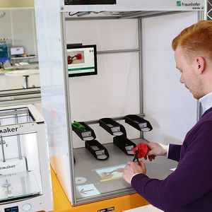 Intelligente Assistenzsysteme unterstützen den Werker interaktiv bei einem Montagevorgang und leiten ihn beispielsweise über Projektionen oder Datenbrillen durch die Arbeitsschritte. 