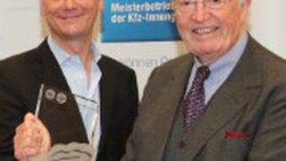 ZDK-Präsident Robert Rademacher gratuliert Arne Joswig zum Blauen Kalligraphen in Gold. (Foto: Promotor)