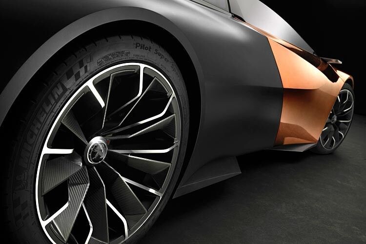 ... steht das Fahrzeug auf speziell entwickelten 20-Zoll-Reifen der Dimensionen 275/30 vorn und 345/30 hinten. Doch zurück zum Innenraum: (Peugeot)
