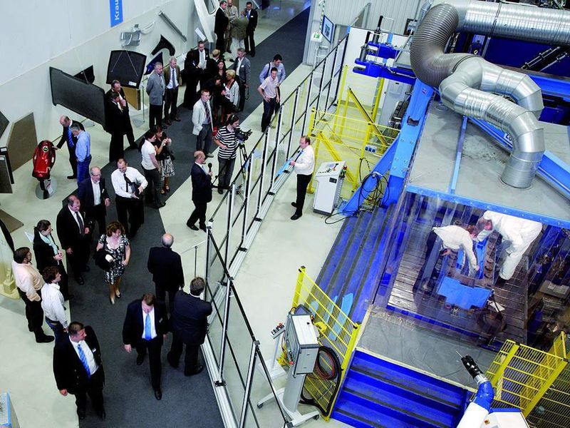 Mit dem Fasersprühverfahren und der LFI-Technik treibt Krauss-Maffei die Prozessentwicklung bei Faser-Verbundwerkstoffen voran. Bilder: Krauss-Maffei (Archiv: Vogel Business Media)