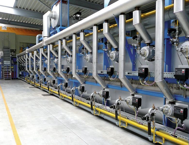 Die gasbeheizte Ofenlinie mit einer ungefähren Gesamtlänge von 30 m und einer beheizten Länge von 23 m sowie 2,3 m Breite. Mit der technischen Ausstattung lässt sich der Gesamtprozess einschließlich des Wärmemanagements der Bleche genauestens kontrollieren. (Archiv: Vogel Business Media)