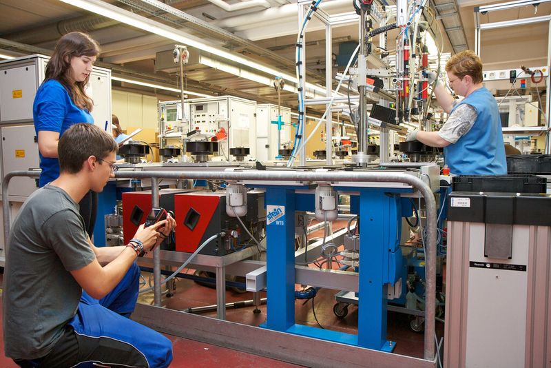 Michael Hofmann und Jessica Käser untersuchen mit der Wärmebildkamera Elektromotoren. (Bild: ME-Arbeitgeber)