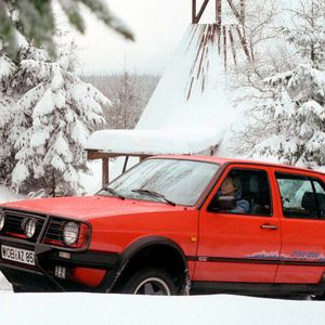 Um den Antriebsstrang beibehalten zu können, wurde der Motor nach unten versetzt. Daraus resultierte eine im Vergleich zum normalen Golf (Syncro) um mindestens 63 mm erhöhte Bodenfreiheit (auf 180 mm). Die Geländeeigenschaften waren – mangels Differentialsperren – jedoch nie besonders gut. Wie der Golf Syncro hat der Golf Country einen deutlich kleineren Kofferraum (der Kofferraumboden befindet sich etwa auf Höhe der Stoßfänger-Oberkante, während er bei frontgetriebenen Modellen etwa auf Höhe der Stoßfänger-Unterkante sitzt). Dies war bei den Syncro-Modellen nötig, um an der Hinterachse das Differentialgetriebe unterzubringen.(Bild:  Volkswagen AG)