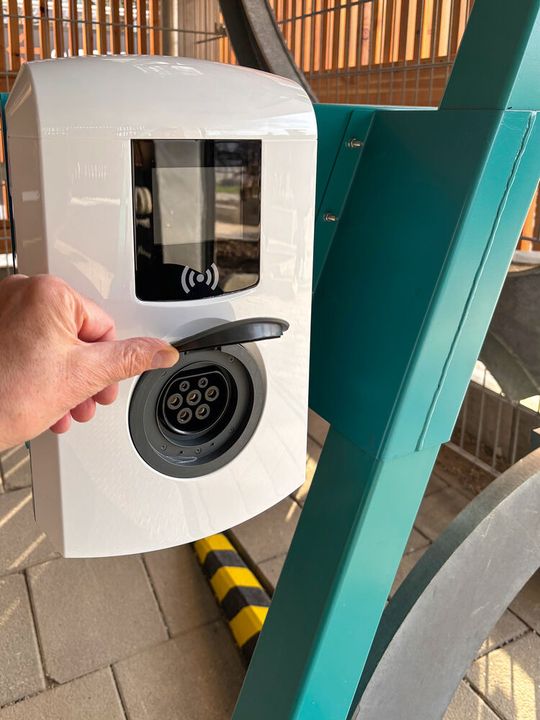 Type 2 plugs, which have been standard in the EU since 2013, fit into the wallboxes in the parking garage. The maximum charging capacity in the tower in Munich is 11 kW.(Image: SEW-Eurodrive)