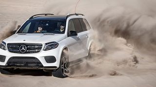 Zwei Wochen vor der offiziellen Fahrveranstaltung hat Mercedes-Benz den GLS in der Wüste gefahren. (Foto: Daimler)