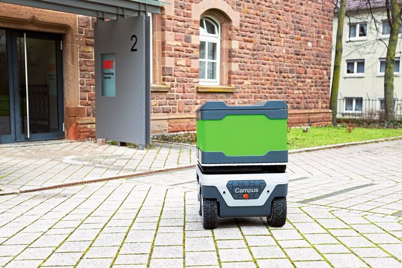 Autonome, geländegängige Logistikhelfer von SEW-Eurodrive sorgen für den zuverlässigen Warentransport. Die Energieversorgung erfolgt witterungsbeständig über die kontaktlose Energieübertragung Movitrans auf definierten Ladepunkten. (Bild: SEW-Eurodrive)