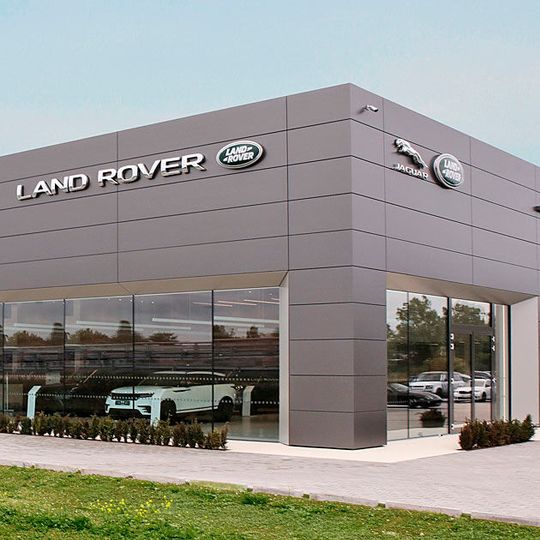 Die zur Emil-Frey-Gruppe gehörende Avalon Premium Cars hat in Neu-Ulm einen komplett neuen Standort für Jaguar und Land Rover gebaut.(Bild:  Emil Frey)