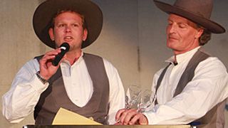 Florian Burk Wirtschaftsingenieur beim Dach- und Fassadenbauer Friedrich Burk GmbH + Co KG, hält den Richtspruch. (Bild: Itasse)