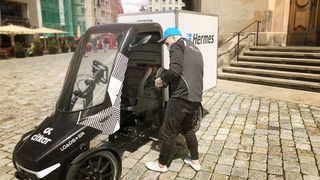 Das E-Lastenrad Loadster von Citkar im Einsatz bei Ausliefertätigkeiten eines „Götterboten“ des Hamburger KEP-Dienstleisters Hermes. (Bild: Citkar)