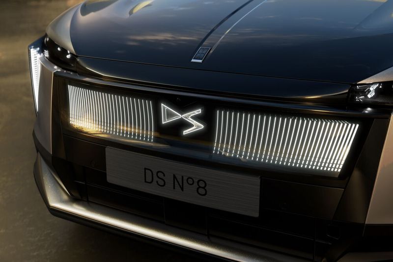 Der leuchtende Kühlergrill verleiht dem No8 eine vornehme Aura. (Bild: DS Automobiles)