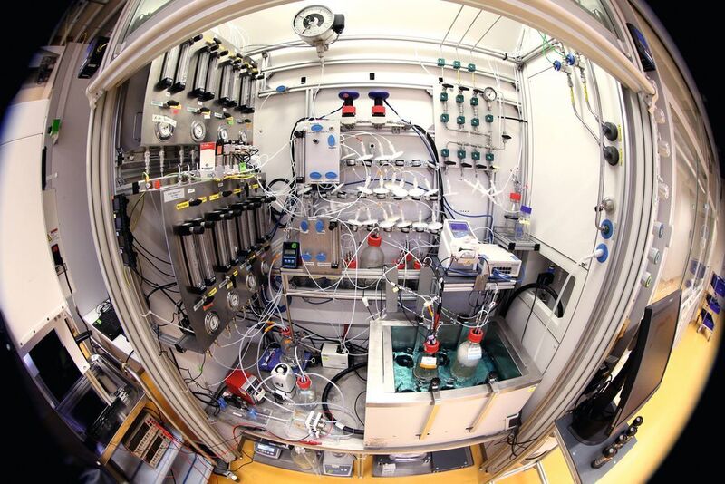 In einer Fermentation – hier im Labormaßstab – verwandeln spezielle Bakterien CO-haltige Gase durch Stoffwechselprozesse in wertvolle Chemikalien.  (Evonik)