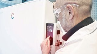 Alle Lauda Integral Prozessthermostate verfügen über ein modernes TFT-Display direkt am Gerät. Optional lässt sich eine intuitive Bedieneinheit mit Touch-Display und erweitertem Funktionsumfang anschließen. (Lauda)