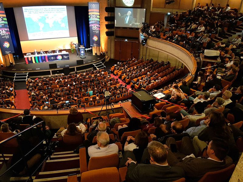 
Auf der Generalkonferenz der Meterkonvention in Versailles im November 2018 antworteten alle Delegierten mit „Ja“ auf die Frage, ob in Zukunft Naturkonstanten die Einheiten definieren sollen – ein Meilenstein in der Wissenschaftsgeschichte. (BIPM)