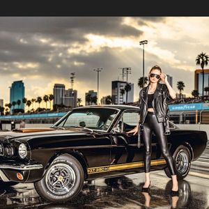 Die Motive sind eine Kombination aus echten Fotos (Auto mit Model) und KI-generiertem Umfeld.(Bild:  Auktion & Markt)