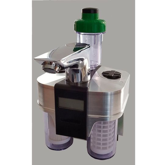 Die Ultraschall-Sensoren der Warmwasserarmatur messen Durchfluss und Druck und dosieren Reinigungsmittel und Zusätze.(Bild:  Allengra)