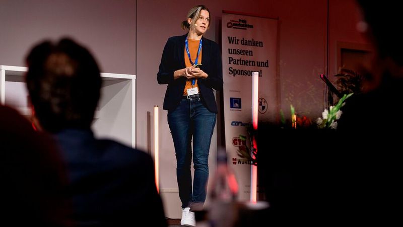 Rechtsanwältin Elisabeth Macher von der Kanzlei Osborne Clarke berichtete, was sie im juristischen Kampf mit den Autoherstellern um freien Zugang zu Fahrzeugdaten schon alles erlebt hat: Zitat: „Nur weil es uneingeschränkt heißt, ist es noch lange nicht ohne Einschränkungen!“ (Bild: Stefan Bausewein)