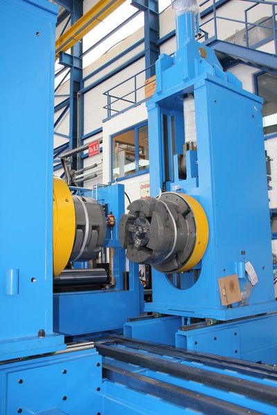 Bereits 1997 hat Kinkele Spiralrohrmaschinen gebaut. Alle blauen Konstruktionsteile sind von Kinkele. Der Auftragsfertiger wäre in der Lage binnen 6 Monate so eine komplette Anlage herzustellen, vorausgesetzt der Kunde hat bereits alles wie beispielsweise Zeichnungen soweit fertig. (Bild: Sonnenberg)