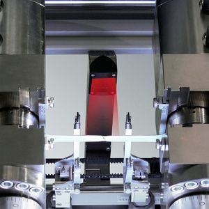 Berührungslose Messung der Breitenänderung an der Metallprobe mit einem hochauflösenden Video-Extensometer.